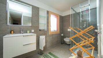 Family Townhome, Multiple Bedrooms, Mountainside (Ca' Melin) | Bathroom | Shower, rainfall showerhead, hair dryer, towels