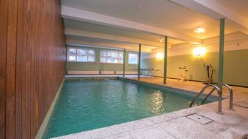 Familienapartment, 2 Schlafzimmer, 2 Bäder (Casa Bader) | Pool | Innenpool, beheizter Pool