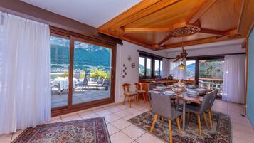 Family Apartment, Multiple Bedrooms, 2 Bathrooms (Casa Bader) | Dining