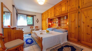2 bedrooms, iron/ironing board, WiFi, bed sheets