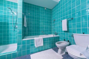 Apartamento família, vários quartos, 2 banheiros (Casa Bader) | Banheiro | Chuveiro/banheira combinados, chuveiro com efeito de chuva