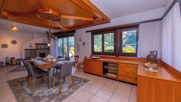 Family Apartment, Multiple Bedrooms, 2 Bathrooms (Casa Bader) | Dining