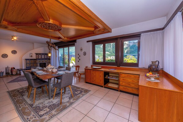 Perhehuoneisto, useita makuuhuoneita, 2 kylpyhuonetta (Casa Bader) | Ruokailu