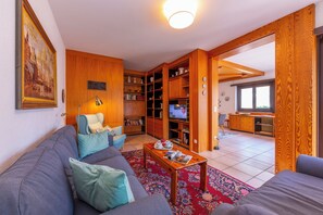 Departamento familiar, varias habitaciones, 2 baños (Casa Bader) | Área de sala de estar | Televisión de pantalla plana de 24 pulgadas con canales vía satélite 