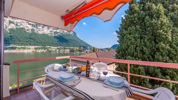 Family Apartment, 2 Bedrooms, 2 Bathrooms (Casa Bader) | Outdoor dining