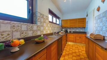 Familienapartment, 2 Schlafzimmer, 2 Bäder (Casa Bader) | Eigene Küche | Großer Kühlschrank, Ofen, Herdplatte, Geschirrspüler