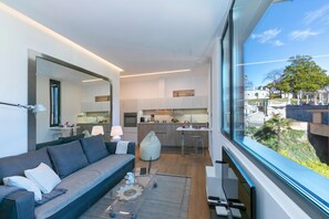 Departamento familiar, varias habitaciones (Casa Basilico) | Área de sala de estar | Televisión de pantalla plana de 24 pulgadas con canales vía satélite 