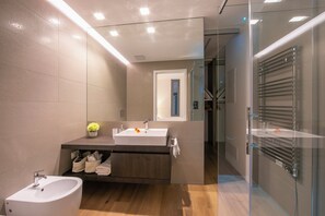 家庭公寓, 多间卧室 (Casa Basilico) | 浴室 | 淋浴设施、大花洒淋浴喷头、吹风机、坐浴桶