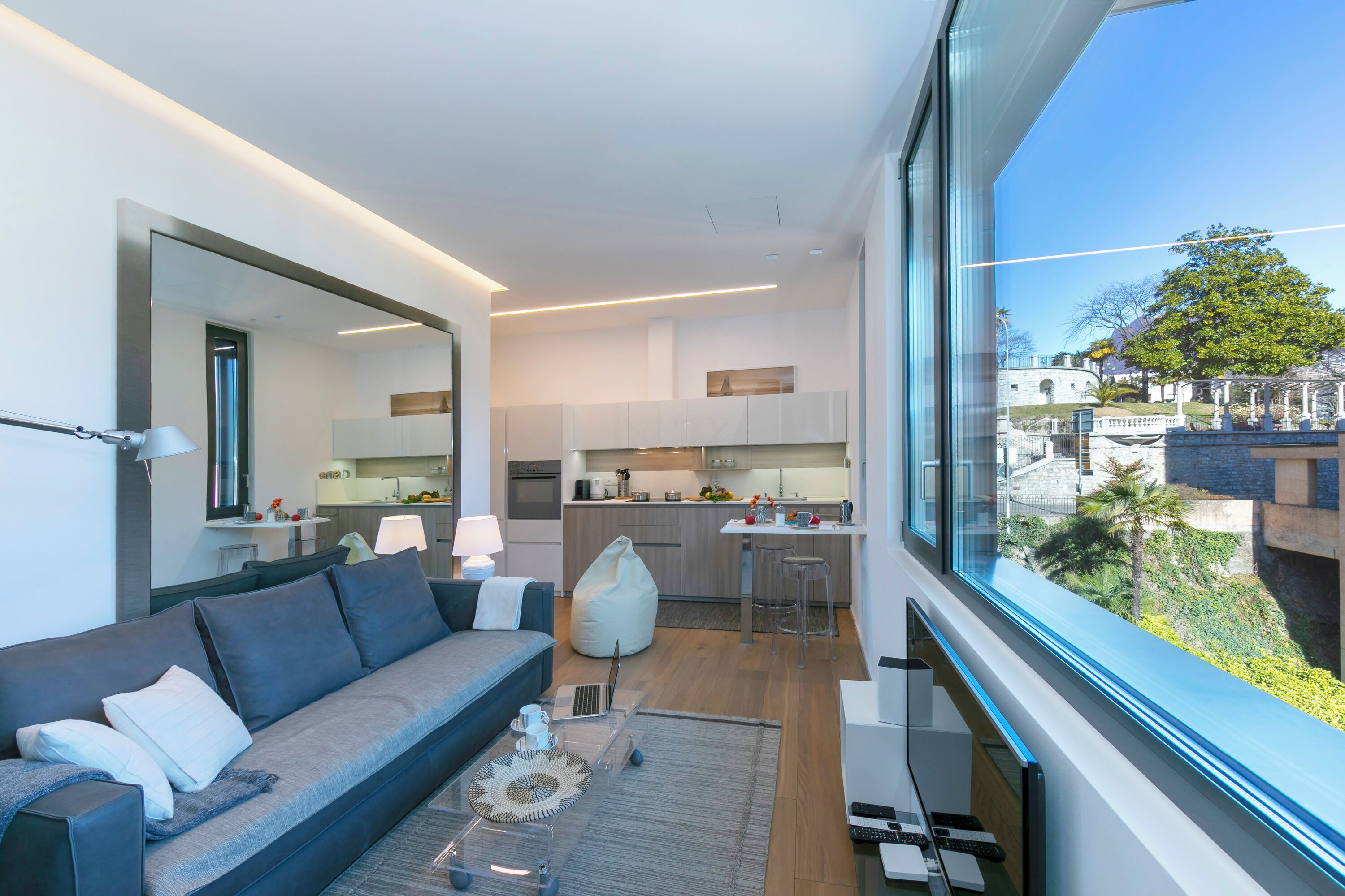 ทีวีจอแบน 24 นิ้ว พร้อมช่องดาวเทียม, ทีวี