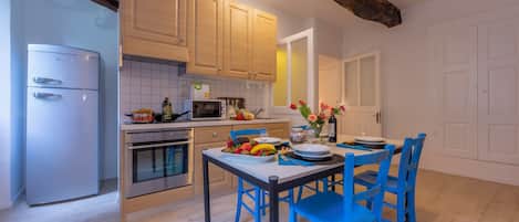 Casa de ciudad familiar, varias habitaciones, 2 baños, junto a la montaña (Casa Gialla) | Cocina privada | Refrigerador con congelador, microondas, horno y parrilla de estufa