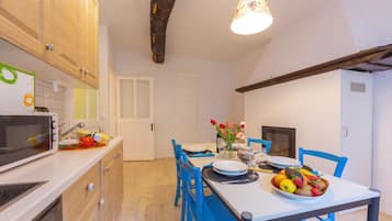 Family Townhome, Multiple Bedrooms, 2 Bathrooms, Mountainside (Casa Gialla) | Dining
