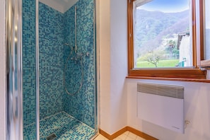 Casa adosada familiar, 2 habitaciones, 2 baños, junto a la montaña (Casa Gialla) | Baño | Ducha, cabezal de ducha tipo lluvia, secador de pelo y toallas
