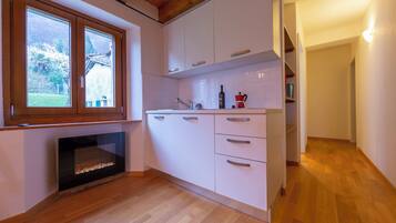 GroĂer KĂŒhlschrank, Mikrowelle, Ofen, Herdplatte