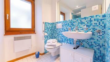 Family Townhome, Multiple Bedrooms, 2 Bathrooms, Mountainside (Casa Gialla) | Bathroom | Shower, rainfall showerhead, hair dryer, towels