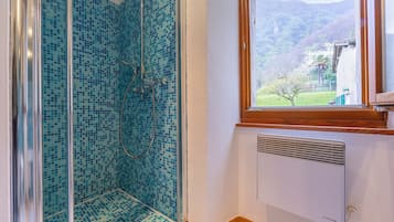 Family Townhome, Multiple Bedrooms, 2 Bathrooms, Mountainside (Casa Gialla) | Bathroom | Shower, rainfall showerhead, hair dryer, towels