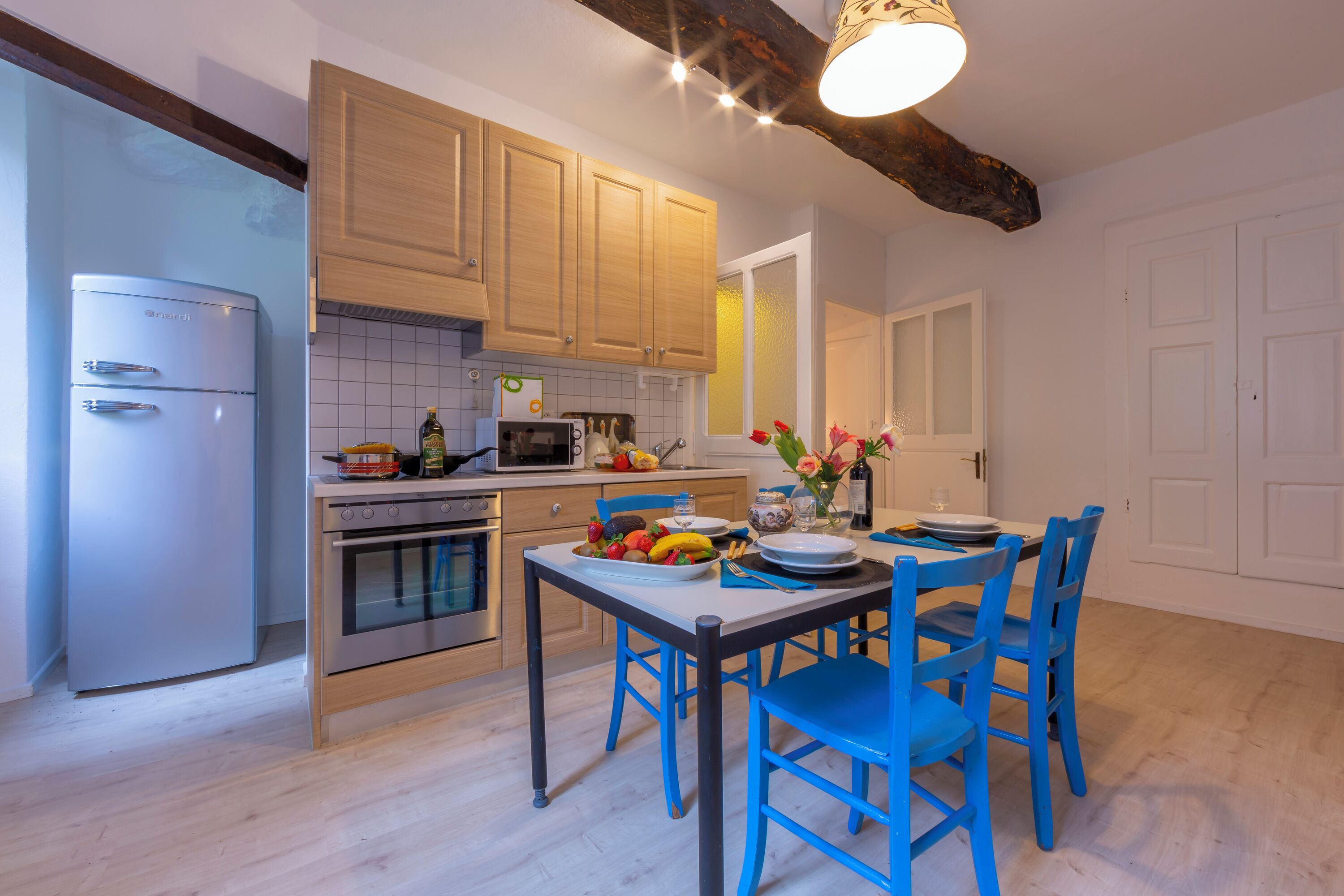 Townhome för familj - 2 sovrum - 2 badrum - intill bergen (Casa Gialla) | Eget kök | Stort kylskåp, mikrovågsugn, ugn och spishäll