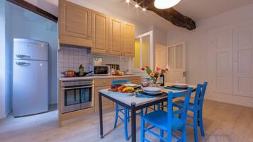 Townhome för familj - 2 sovrum - 2 badrum - intill bergen (Casa Gialla) | Eget kök | Stort kylskåp, mikrovågsugn, ugn och spishäll