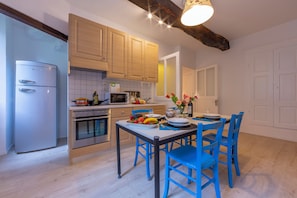 Casa adosada familiar, 2 habitaciones, 2 baños, junto a la montaña (Casa Gialla) | Cocina privada | Frigorífico grande, microondas, horno y placa de cocina