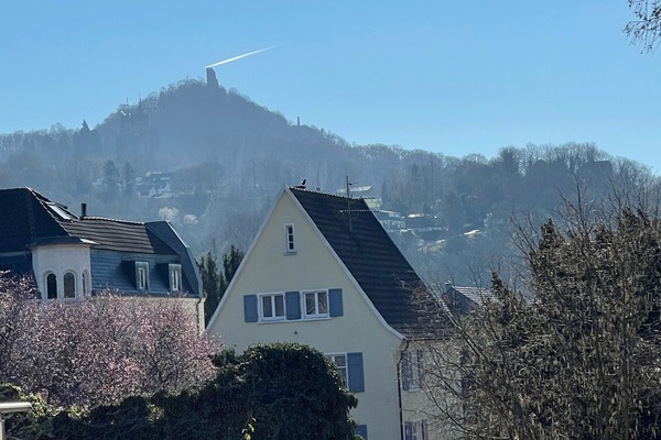 Blick von Terrasse auf Schloss Drachenburg und Drachenfels