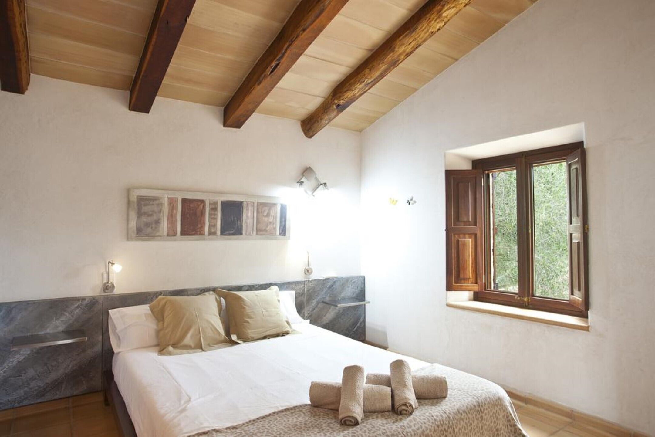 5 bedrooms, free WiFi, bed sheets