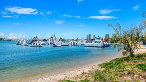 Beach nearby - Modern Contemporary Southport Apartment - CoastHM (Southport)