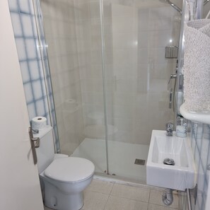 Chuveiro, secador de cabelo, toalhas de banho 