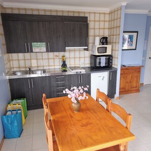 Frigorífico, microondas, horno y placa de cocina
