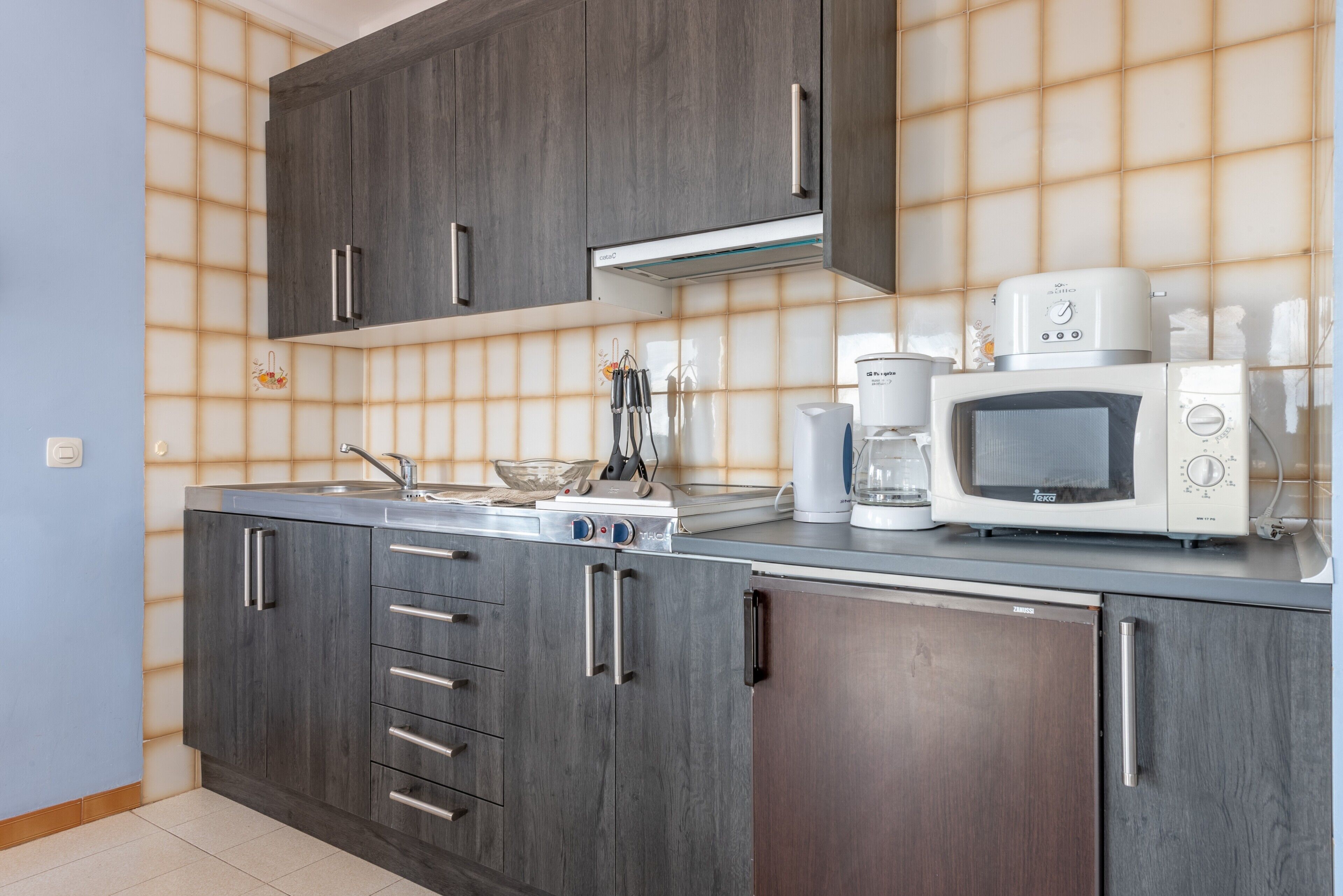 Refrigerador, microondas, horno, placa de cocina