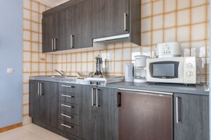 Frigorífico, microondas, horno y placa de cocina