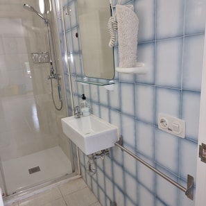 Dusche, Haartrockner, Handtücher