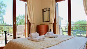 A bedroom with a large bed, two towels, a dresser, and a mirror. - Villa HG28 - Loukia (Kouklia)