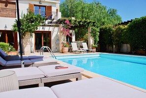Outdoor pool, sun loungers - Villa HG28 - Loukia (Kouklia)