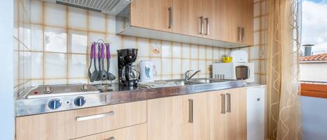 Fridge, microwave, stovetop, coffee/tea maker