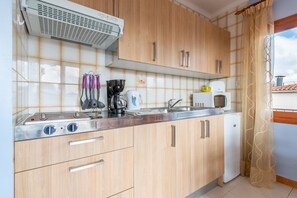 Geladeira, micro-ondas, cooktop, cafeteira/chaleira