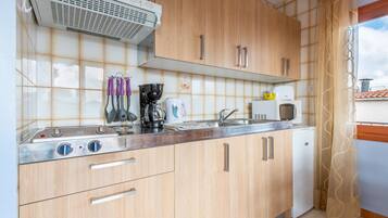 Fridge, microwave, stovetop, coffee/tea maker