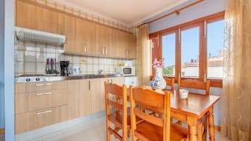 Kühlschrank, Mikrowelle, Herdplatte, Wasserkocher mit Kaffee-/Teezubehör