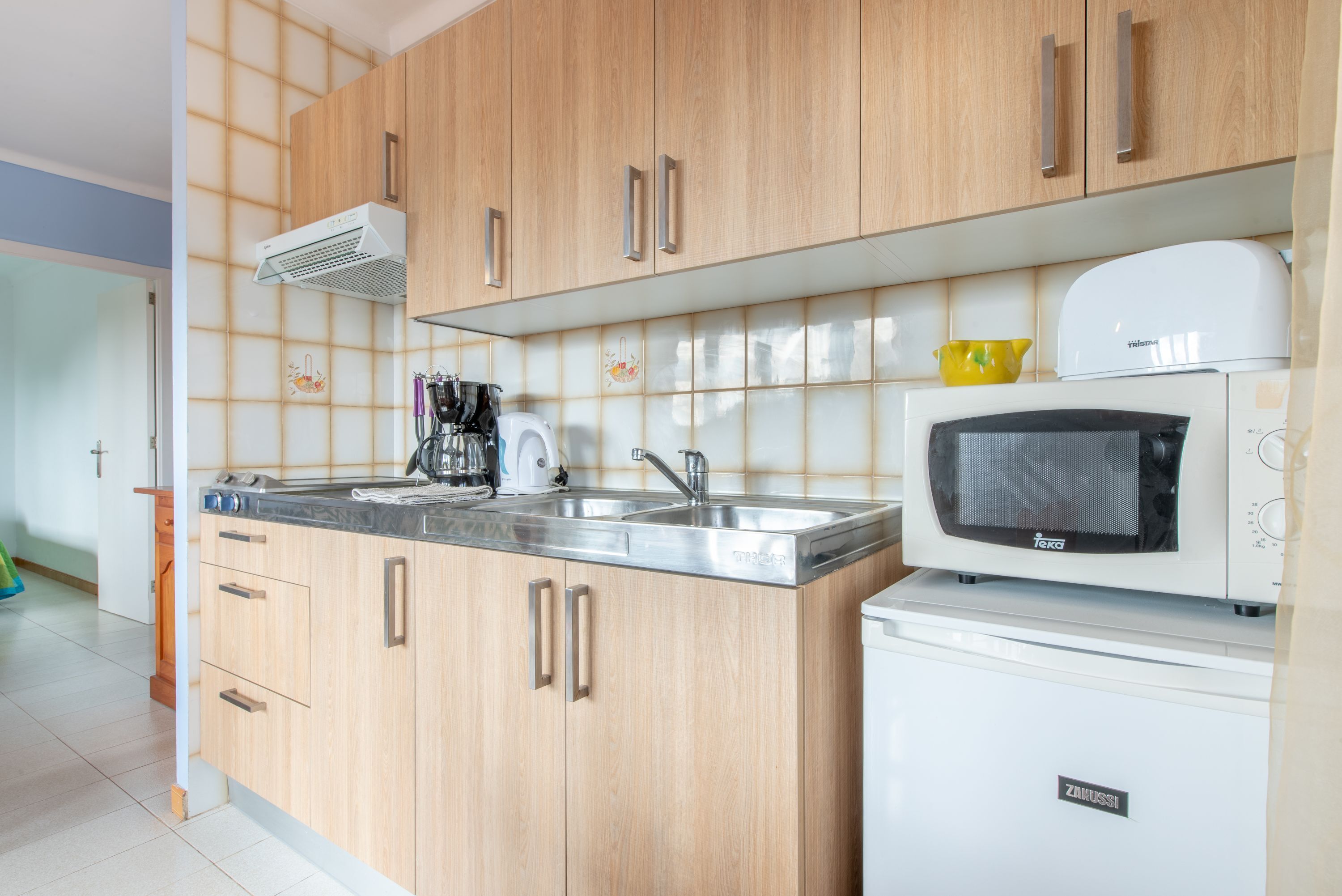 Kühlschrank, Mikrowelle, Herdplatte, Wasserkocher mit Kaffee-/Teezubehör