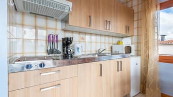 Fridge, microwave, stovetop, coffee/tea maker