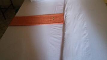 Bàn, bộ trải giường