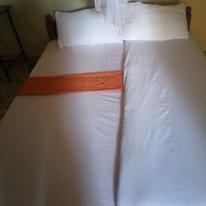 Escrivaninha, roupa de cama