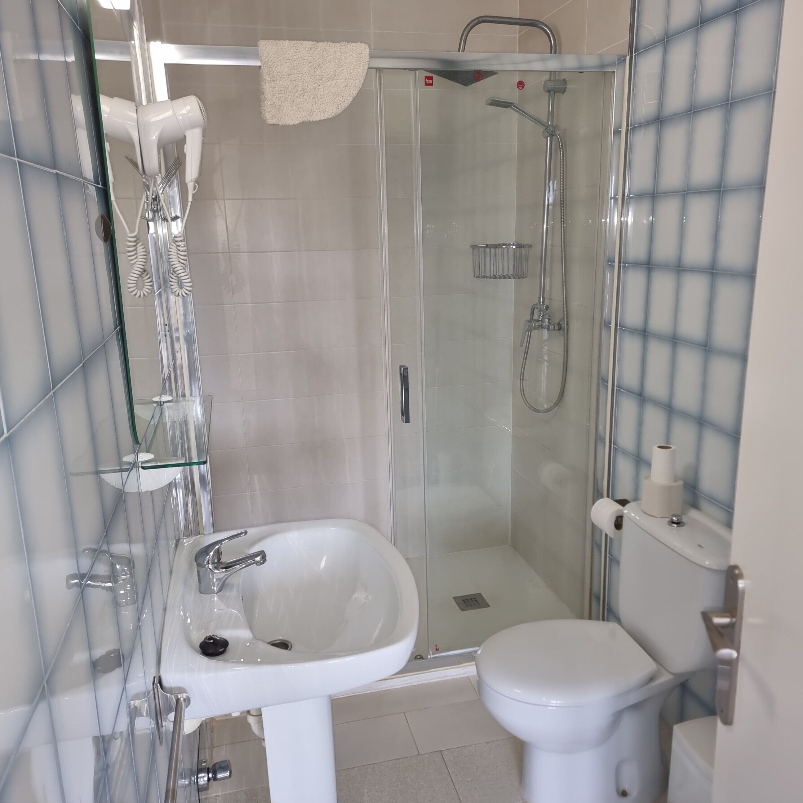 Douche, sèche-cheveux, serviettes fournies