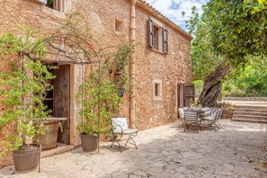Outdoor dining - Mediterranean country house with Wi-Fi, Pool and Garden (Cala Mondrago)