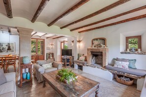 TV - Mediterranean country house with Wi-Fi, Pool and Garden (Cala Mondrago)