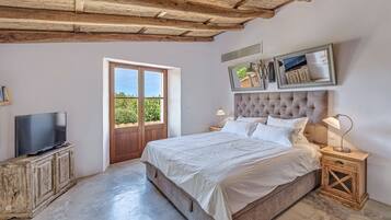 3 slaapkamers, een strijkplank/strijkijzer, gratis wifi, beddengoed