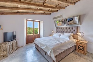 3 室のベッドルーム、アイロン / アイロン台、WiFi (無料)、ベッドシーツ