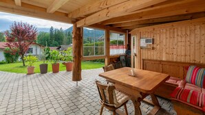 Un intérieur en bois comprenant une table à manger, des chaises et un canapé.