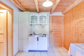 Kühlschrank, Herdplatte, Wasserkocher mit Kaffee-/Teezubehör