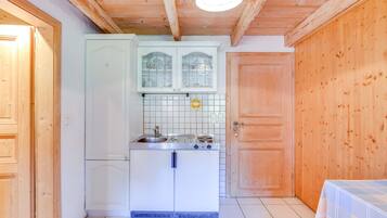 Kühlschrank, Herdplatte, Wasserkocher mit Kaffee-/Teezubehör