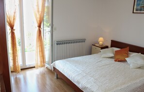 Lägenhet (Two-Bedroom Apartment with Balcony) | 2 sovrum och barnsängar