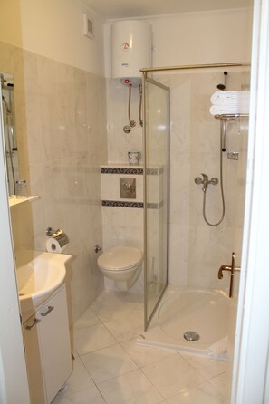 Appartement (Two-Bedroom Apartment with Balcony) | Salle de bain | Douche, serviettes fournies